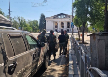 Наш главный редактор Макаренко Дмитрий продолжает вести репортаж с Донбасса и делится с нами кадрами разрушенного Мариуполя.