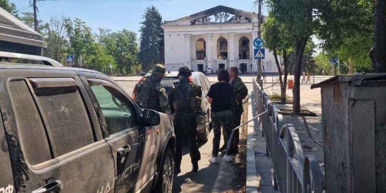 Наш главный редактор Макаренко Дмитрий продолжает вести репортаж с Донбасса и делится с нами кадрами разрушенного Мариуполя.