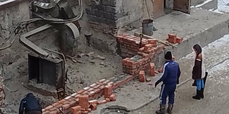 Трещины в стенах, шум, вибрация и капающая с потолка вода…