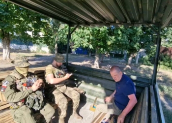 Макаренко Дмитрий, находясь сегодня в командировке в ДНР пообщался с молодыми бойцами.