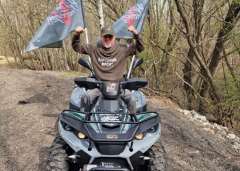 Дмитрий Макаренко тестирует квадроциклы и рюкзаки для военнослужащих.