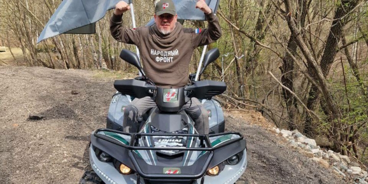Дмитрий Макаренко тестирует квадроциклы и рюкзаки для военнослужащих.