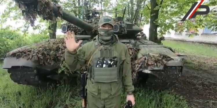 Командир «Баксан» благодарит Марию Филатову за подаренный бинокль.