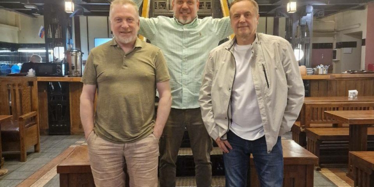 Главный редактор СМИ «Журналисты России» Дмитрий Макаренко на встрече с известными общественными деятелями – актером Андреем Соколовым и композитором Андреем Батуриным.