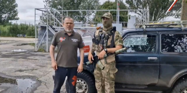 Главный редактор СМИ «Журналисты России» Дмитрий Макаренко  от лица Народного Фронта вручил бойцам Росгвардии техническую помощь – квадрокоптер