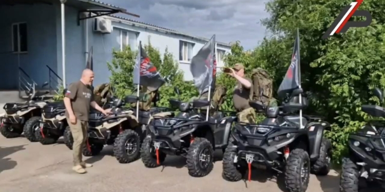 Передаю нашим бойцам специальные квадроциклы и рюкзаки от Народного Фронта