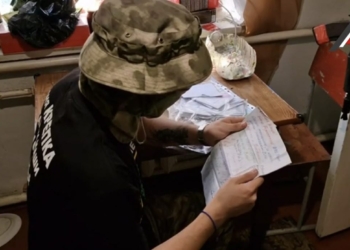 Наши бойцы регулярно получают письма и рисунки от детишек разного возраста.