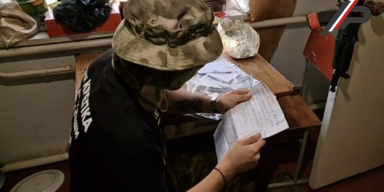 Наши бойцы регулярно получают письма и рисунки от детишек разного возраста.