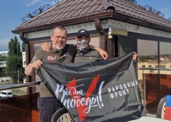 Баксан передает легендарные номера с УАЗа и подписывает флаги перед восхождением на Эльбрус