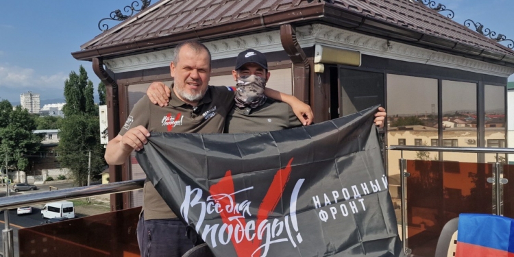 Баксан передает легендарные номера с УАЗа и подписывает флаги перед восхождением на Эльбрус