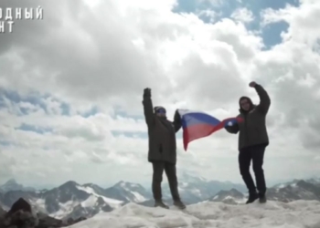 Наш флаг развивается на Эльбрусе