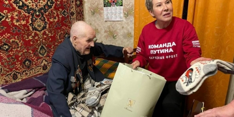 Представитель кандидата в Президенты Ольга Павлова навестила ветеранов ВОВ в Лисичанске