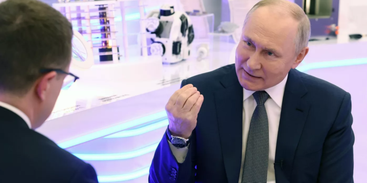 Путин сожалеет, что Россия не вела активных действий на Украине раньше