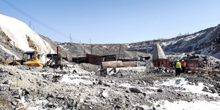 На шахте “Пионер” пробурили 88 метров к месту, где могут находиться горняки
