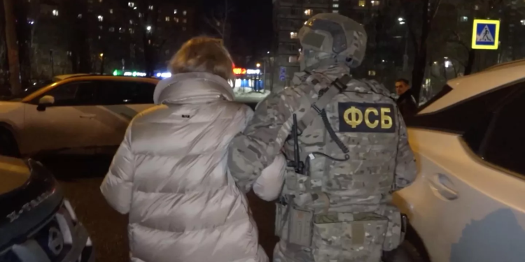 ФСБ задержала пятерых мошенников, причастных к хищению средств у россиян