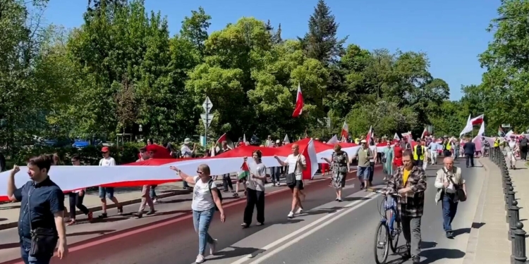 В центре Варшавы проходит антивоенный марш