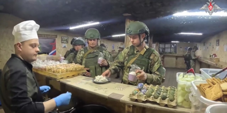 Минобороны рассказало про доставку куличей военным на передовую