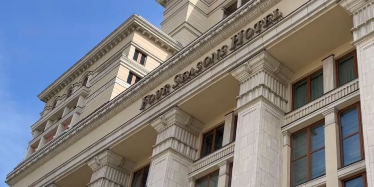 Приставы проводят передачу РФ гостиницы Four Seasons и галереи «Модный сезон»
