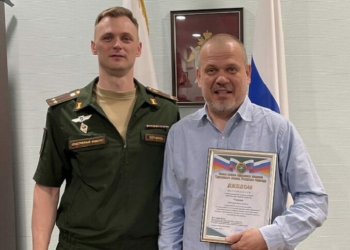 В Московской области военные следователи СК России поздравили представителя новостного портала с победой в творческом конкурсе