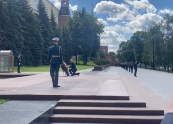 Путин возложил цветы к Могиле Неизвестного Солдата