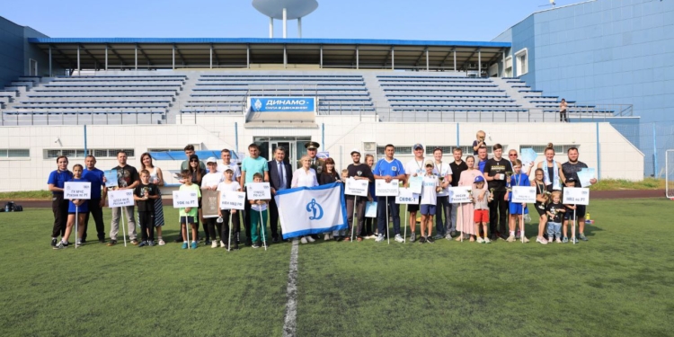 Сегодня на казанском стадионе «Динамо» состоялся Спортивный праздник «Папа, мама, я – спортивная семья», определивший лучшие динамовские семьи. 