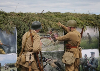 По Татарстану путешествует мобильная выставка «Плечом к плечу». Она посвящена Героям России и военно-историческим реконструкциям.