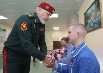 Заместитель директора Росгвардии вручил Георгиевский крест уроженцу Оренбурга