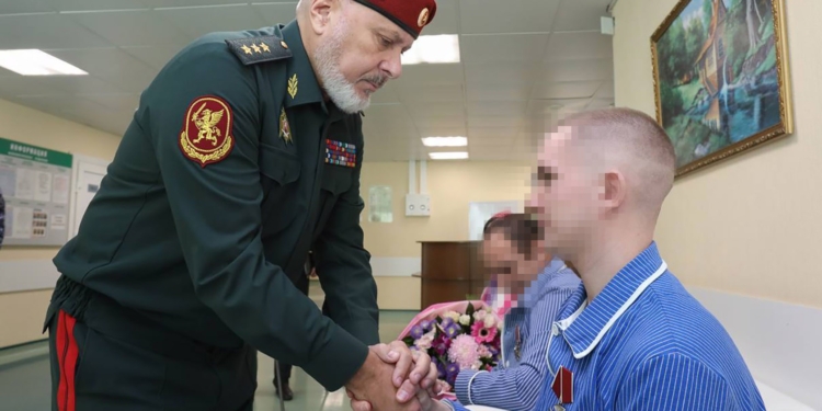 Заместитель директора Росгвардии вручил Георгиевский крест уроженцу Оренбурга