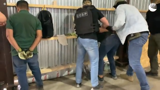 ФСБ опубликовала видео досмотра участников колумбийского наркокартеля