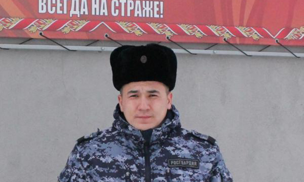 В Оренбурге росгвардейцы задержали мужчину, ударившего ножом сотрудника охраны кафе