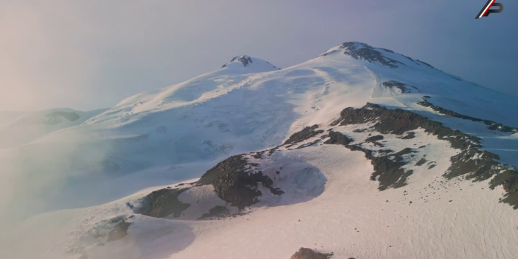 Давайте вспомним поднятие флага России на Эльбрус.