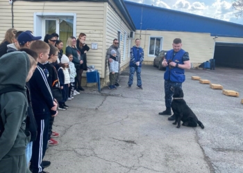 В Оренбурге подшефные Росгвардии кадеты посетили Центр кинологической службы