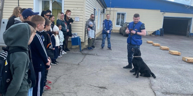 В Оренбурге подшефные Росгвардии кадеты посетили Центр кинологической службы