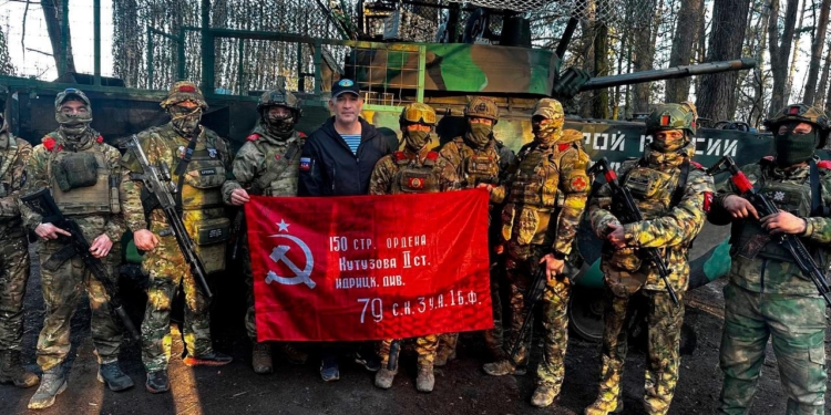 Астраханцы и участники СВО поддержали акцию «Знамя Победы»
