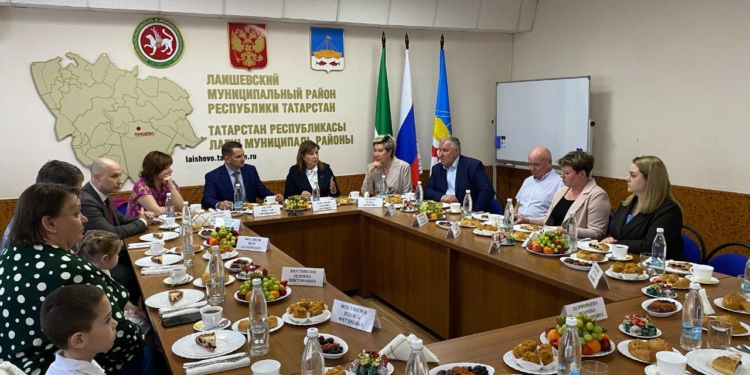 В Лаишевском районе Татарстана вместе с депутатом Госсовета РТ Эдуардом Шарафиевым и членом Общественной палаты РФ Ольгой Павловой провели встречу с жёнами и родителями участников СВО.