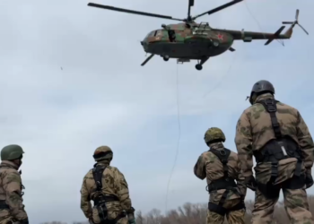 Спецназ Росгвардии провёл тренировку по беспарашютному десантированию из вертолета в Оренбурге