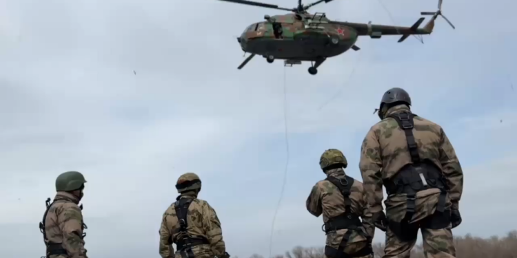 Спецназ Росгвардии провёл тренировку по беспарашютному десантированию из вертолета в Оренбурге