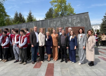 В казанском парке им. Петрова воздух был пропитан особой атмосферой — смесью скорби и гордости.