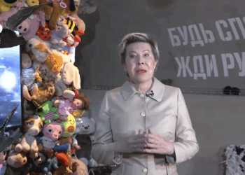 Ольга Павлова читает стихотворение «Нарисуй мне солнышко, милая»